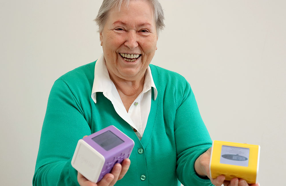 MemocubesPro-Dame-lacht Dr. Elisabeth Dokalik-Jonak, Gründerin von Memocorby