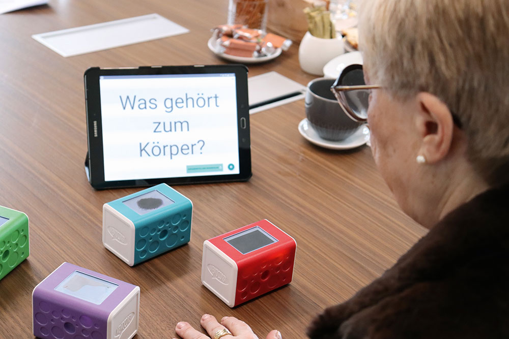MemocubesPro-Funktion-1 Dame arbeitet mit MemocubesPro